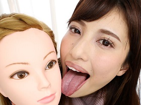 マネキンをベロでしゃぶりつくす美女　サンプル画像02